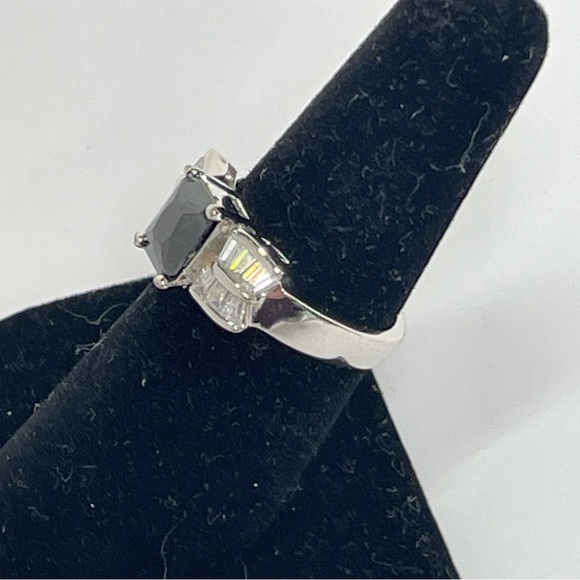Black Stone Ring with Baguette Rhinestone Details Size 6.75 - Picture 4 of 6
